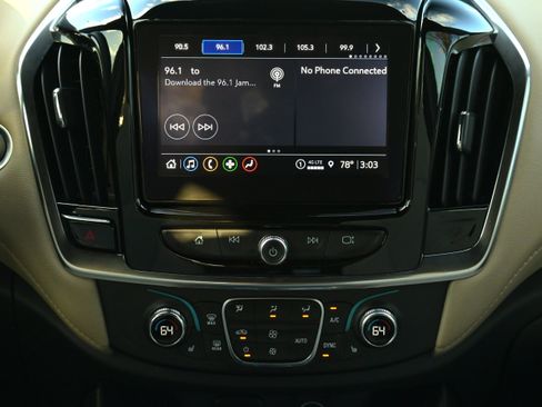 Used 2023 Chevrolet Traverse LT image 12