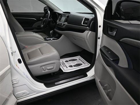 Used 2017 Toyota Highlander Limited image 17