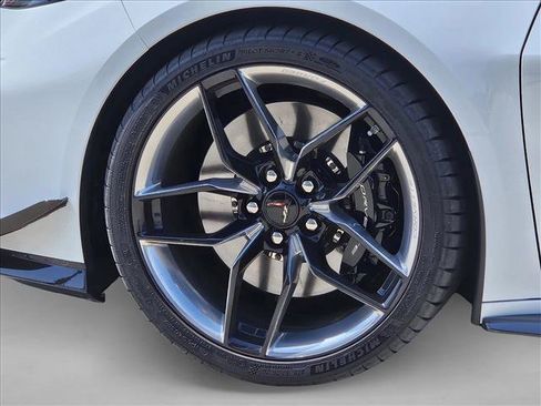 Used 2025 Chevrolet Corvette Z06 w/ Stealth Interior Trim Package RWD image 9