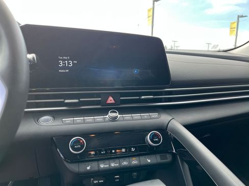 Used 2025 Hyundai Elantra SEL FWD image 21