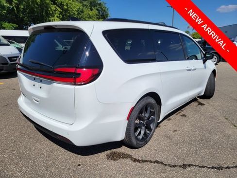 Used 2024 Chrysler Pacifica Touring-L w/ S Appearance Package FWD image 3