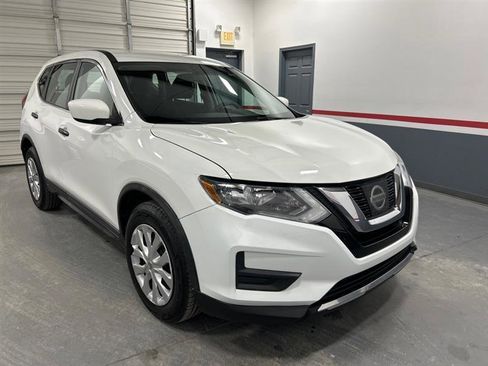 Used 2017 Nissan Rogue S image 2