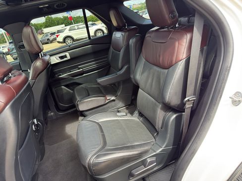 Used 2020 Ford Explorer Platinum w/ Premium Technology Package AWD/4WD image 15
