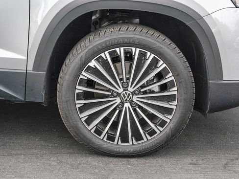 Certified 2025 Volkswagen Taos SE image 6