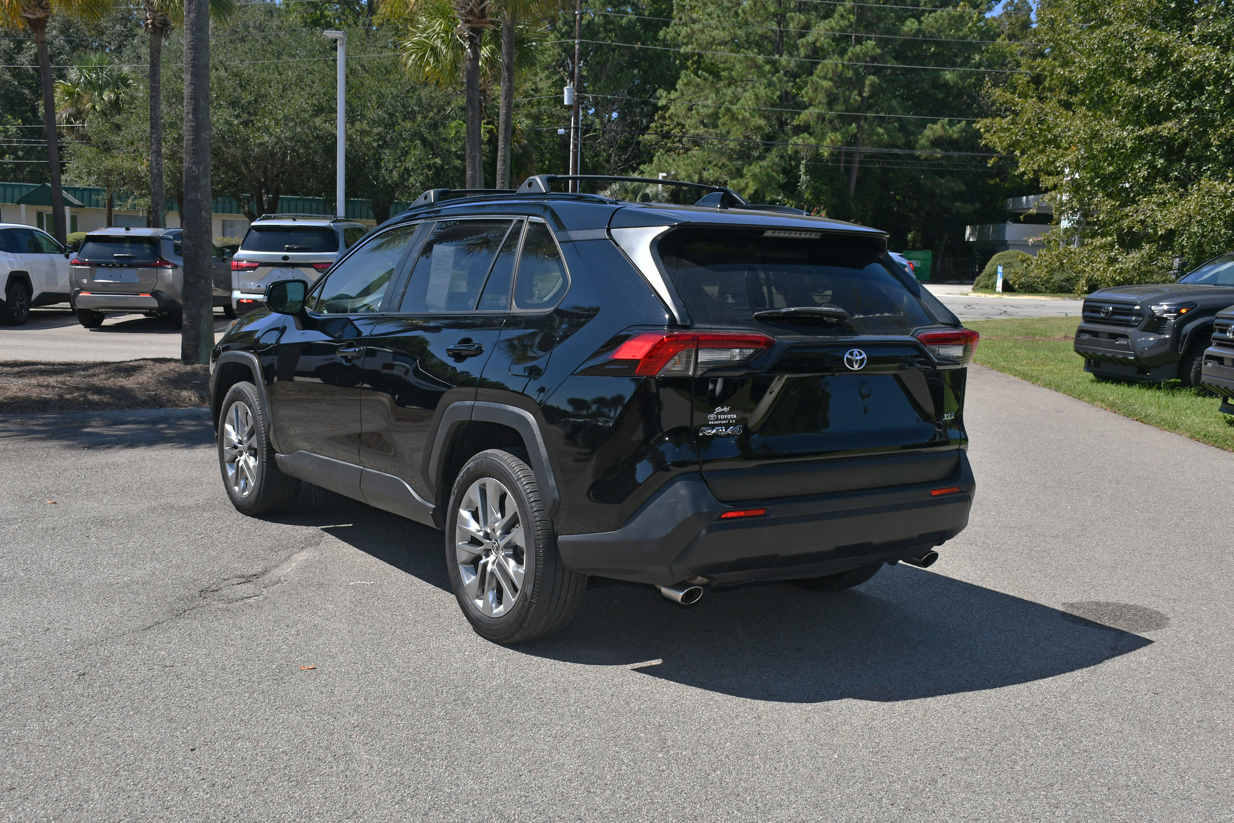 Used 2022 Toyota RAV4 XLE Premium FWD image 4