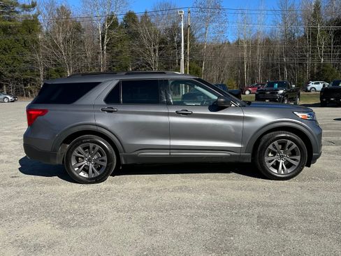 Used 2021 Ford Explorer XLT w/ Equipment Group 202A AWD/4WD image 2