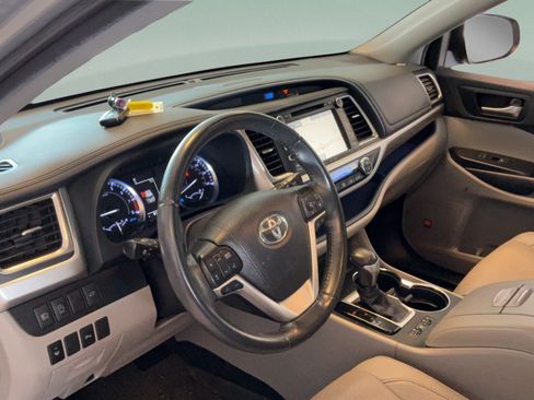 Used 2019 Toyota Highlander Limited FWD image 34