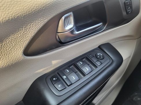 Used 2023 Chrysler Pacifica Touring-L FWD image 25