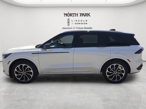 Used 2024 Lincoln Nautilus Reserve AWD/4WD image 2
