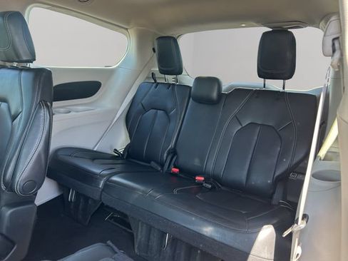 Used 2023 Chrysler Pacifica Touring-L FWD image 18