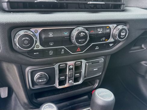 Used 2025 Jeep Gladiator Sport AWD/4WD image 17