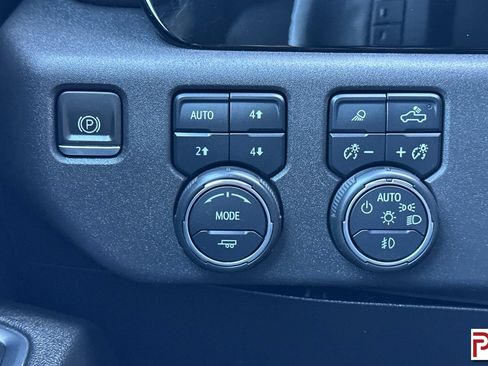 Used 2023 Chevrolet Silverado 1500 LT Trail Boss w/ LT Trail Boss Premium Package AWD/4WD image 33