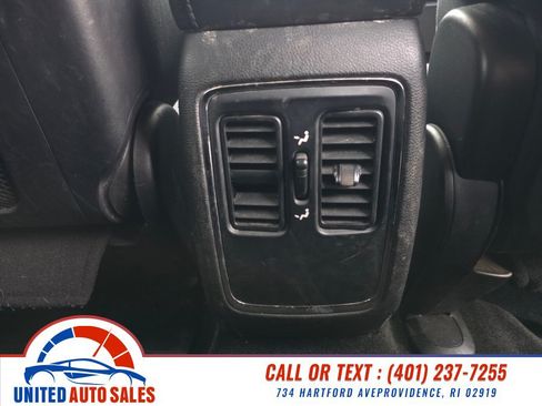 Used 2012 Jeep Grand Cherokee Laredo w/ Laredo E Group AWD/4WD image 18