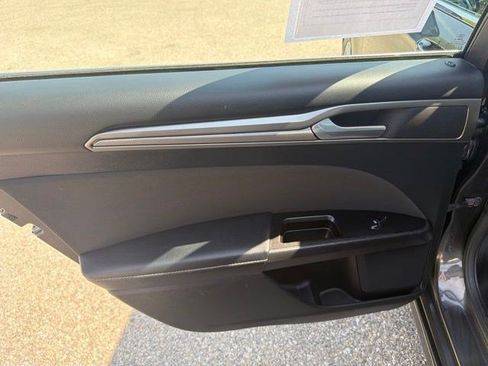 Used 2017 Ford Fusion SE FWD image 12