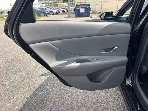 Used 2023 Hyundai Elantra SE FWD image 12