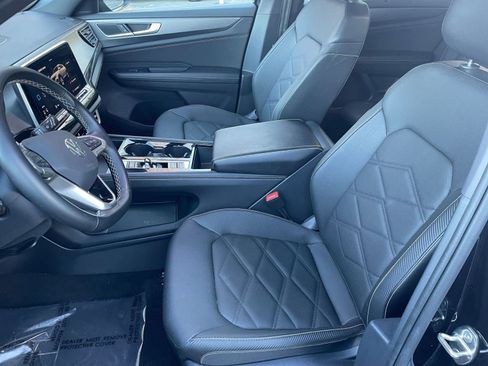 Used 2025 Volkswagen Atlas Cross Sport SE image 32