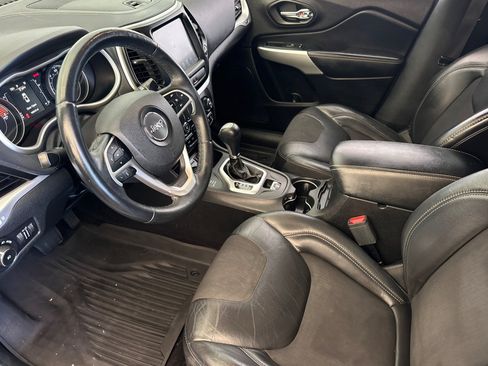 Used 2018 Jeep Cherokee Latitude Plus AWD/4WD image 11