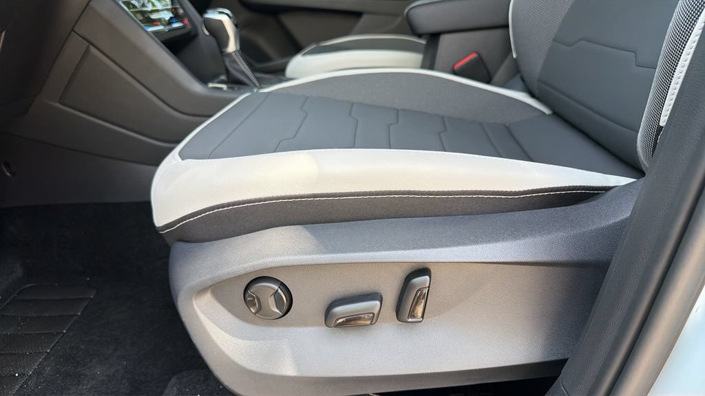 New 2026 Volkswagen Taos SE FWD image 16