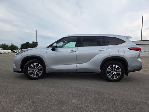 Used 2022 Toyota Highlander XLE AWD/4WD image 20