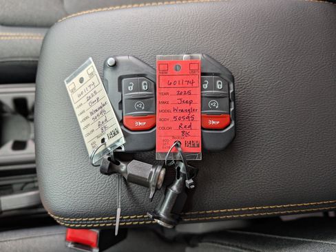 Used 2025 Jeep Wrangler Unlimited Sahara AWD/4WD image 35