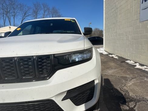 Used 2023 Jeep Grand Cherokee Altitude image 10