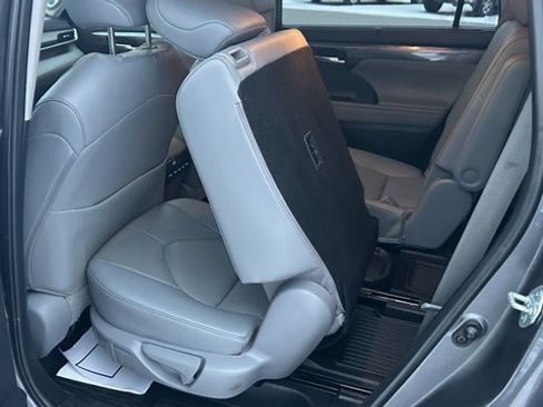 Used 2023 Toyota Highlander Limited image 39