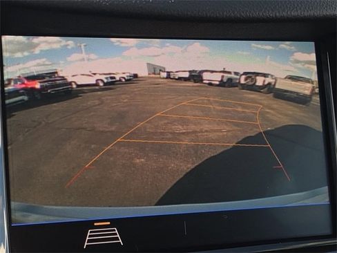 Used 2022 Chevrolet Trax LT w/ LT Convenience Package image 3