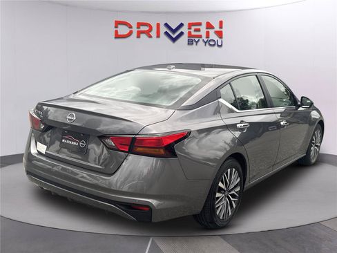 Used 2025 Nissan Altima 2.5 SV FWD image 4