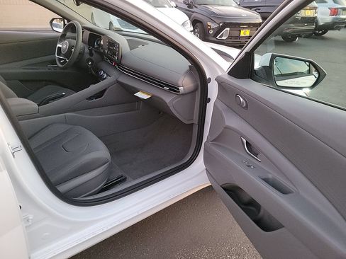 Used 2026 Hyundai Elantra SE FWD image 36