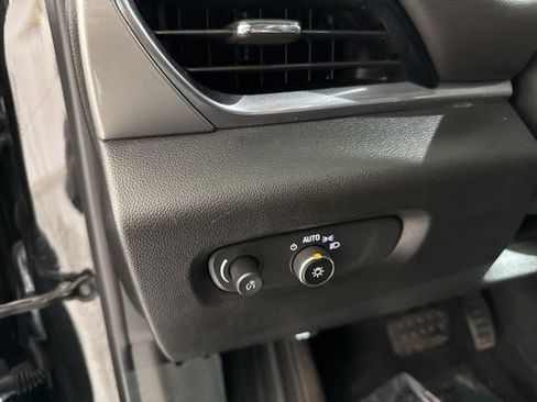 Used 2022 Chevrolet Traverse LT image 24