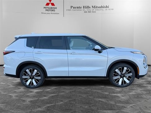 New 2025 Mitsubishi Outlander SE image 4