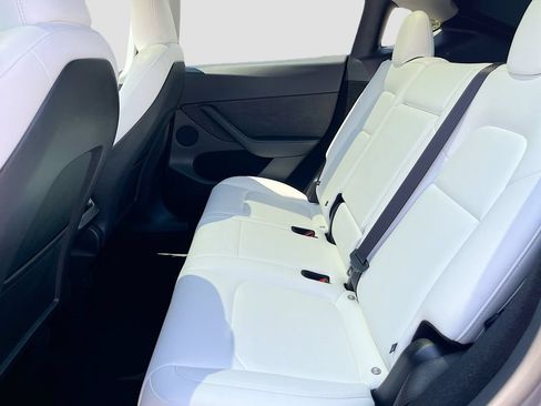 Used 2024 Tesla Model Y Long Range AWD/4WD image 23