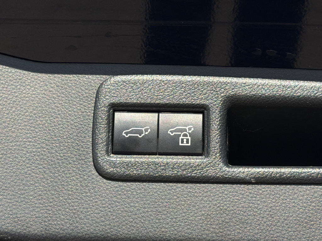 Used 2023 Toyota Venza LE AWD/4WD image 6