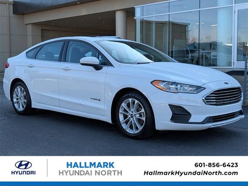 Used 2019 Ford Fusion SE image 1