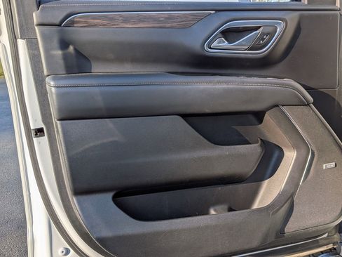 Used 2022 Chevrolet Suburban Z71 w/ Luxury Package image 12