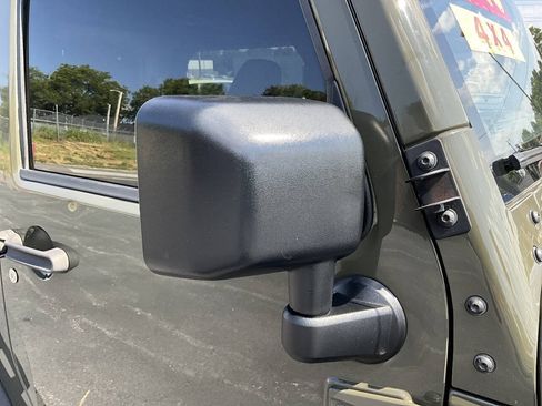 Used 2015 Jeep Wrangler Rubicon w/ Power Convenience Group AWD/4WD image 37