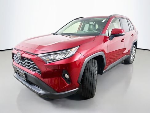 Used 2020 Toyota RAV4 XLE Premium image 3