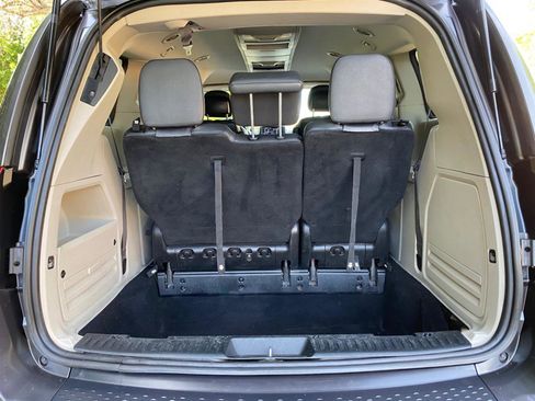 Used 2016 Chrysler Town & Country Touring image 9