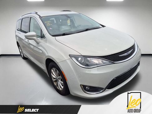 Used 2019 Chrysler Pacifica Touring-L FWD image 1