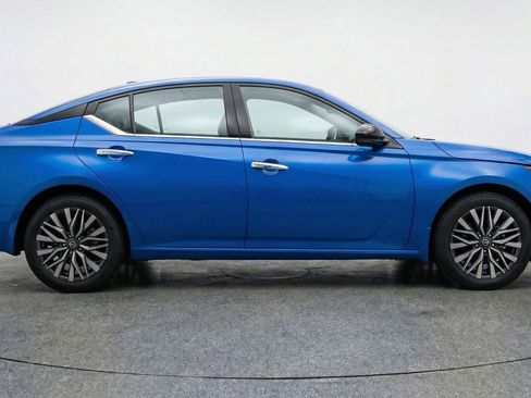 Used 2025 Nissan Altima 2.5 SV image 11