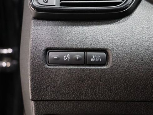 Used 2018 Nissan Rogue SV AWD/4WD image 16
