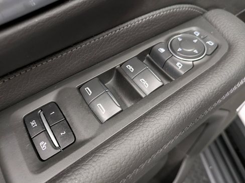 Used 2022 GMC Yukon XL Denali image 9