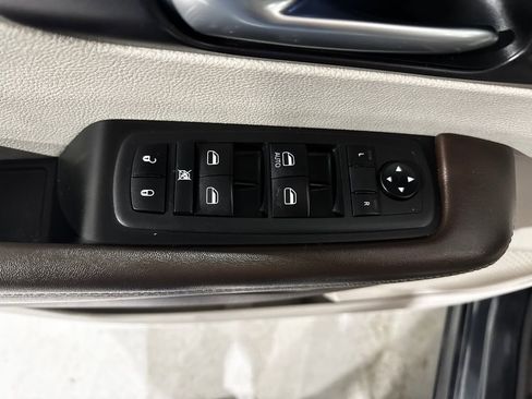Used 2020 Chrysler Pacifica Touring w/ Advanced Safetytec Group FWD image 17