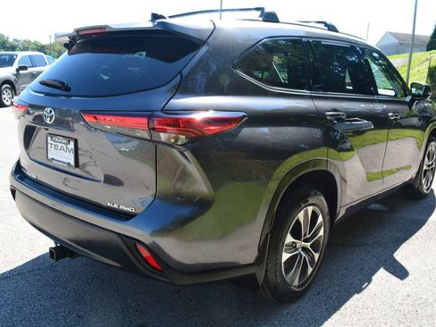 Used 2022 Toyota Highlander XLE AWD/4WD image 5