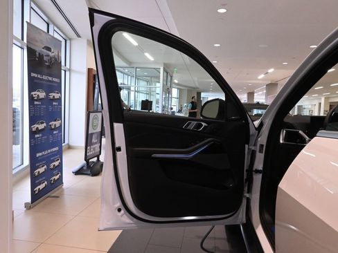 Used 2025 BMW X5 xDrive50e image 28