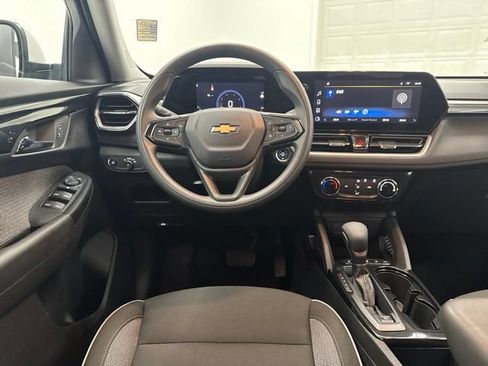 Used 2025 Chevrolet TrailBlazer LT AWD/4WD image 22