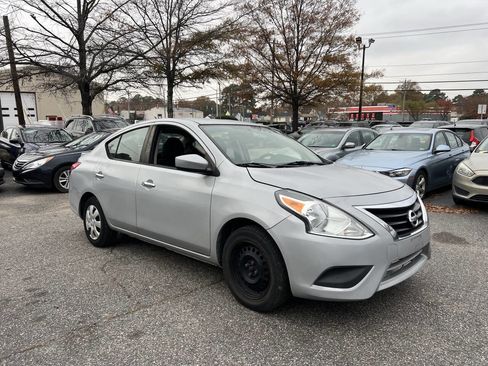 Used 2018 Nissan Versa SV image 3