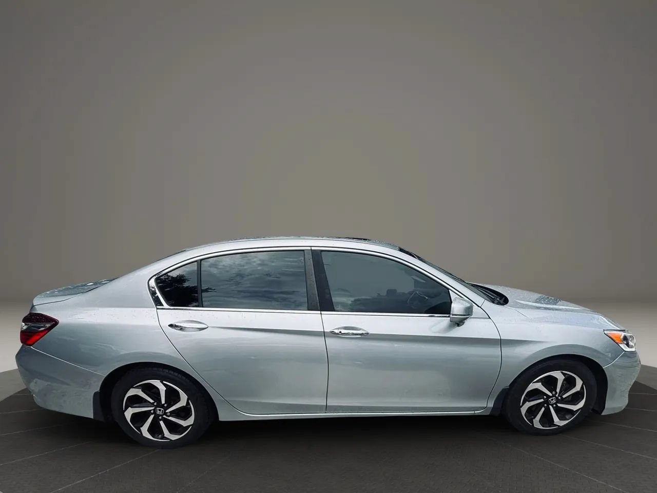 Used 2017 Honda Accord EX-L image 6