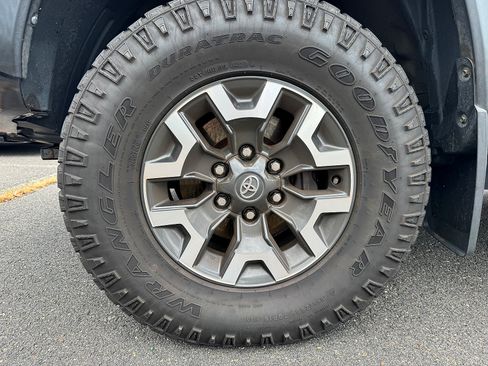 Used 2021 Toyota Tacoma TRD Off-Road w/ TRD Premium Off Road Package AWD/4WD image 5