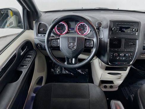 Used 2016 Dodge Grand Caravan SE image 19